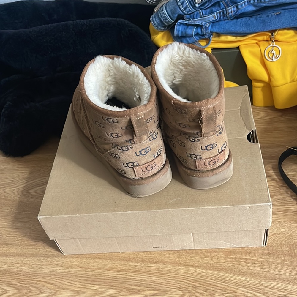 uggs - Picture 3 of 3